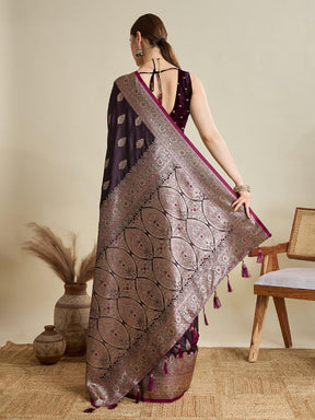 Women Violate Woven Saree with Silver Zari Border