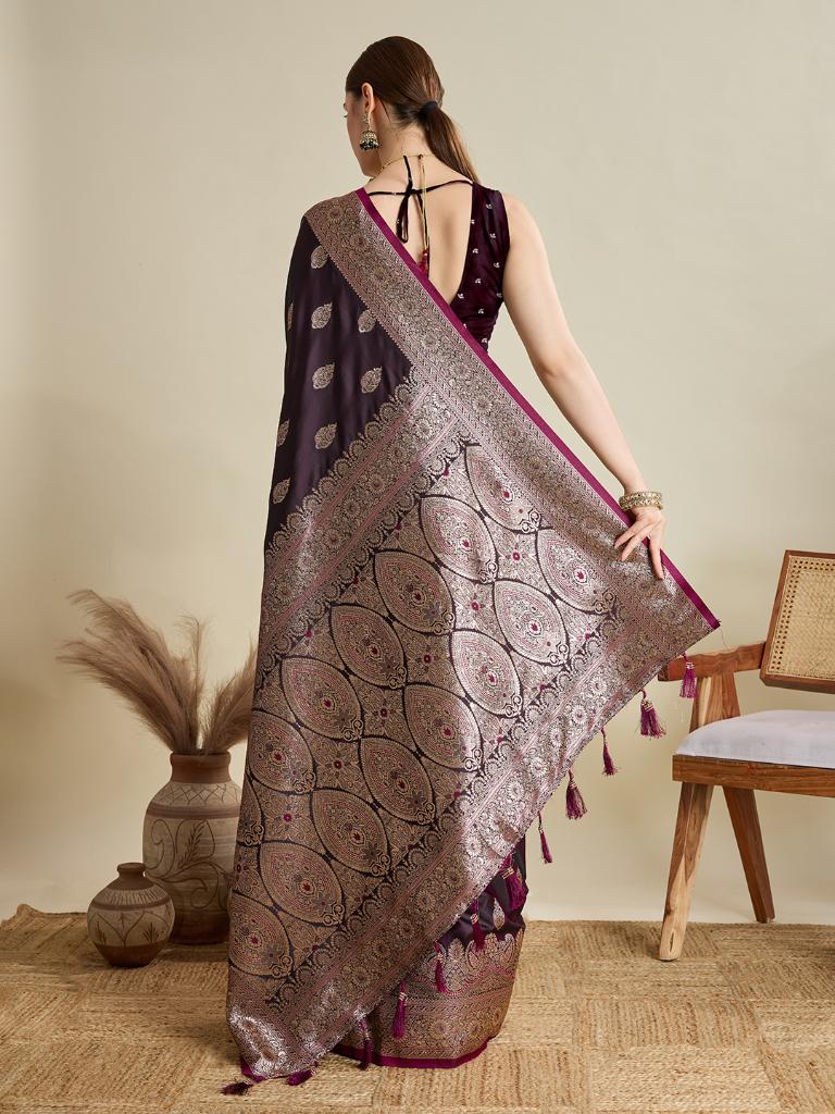 Women Violate Woven Saree with Silver Zari Border