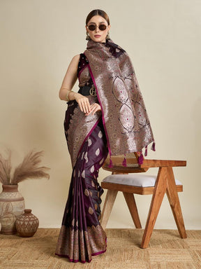 Women Violate Woven Saree with Silver Zari Border