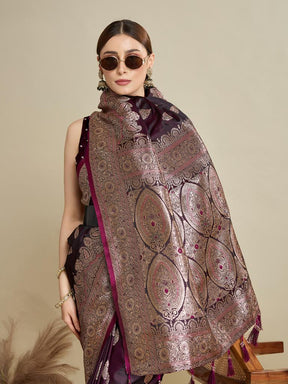 Women Violate Woven Saree with Silver Zari Border