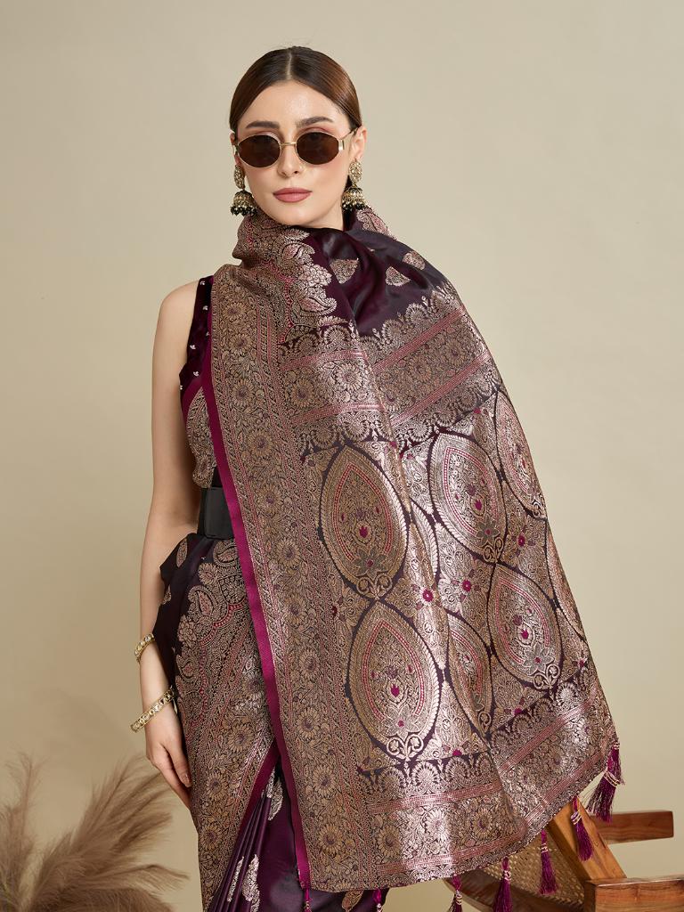 Women Violate Woven Saree with Silver Zari Border