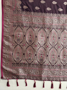 Women Violate Woven Saree with Silver Zari Border