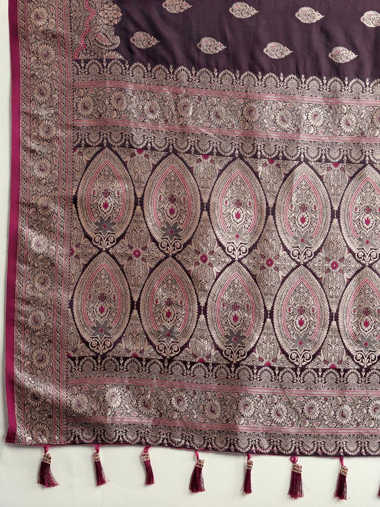 Women Violate Woven Saree with Silver Zari Border