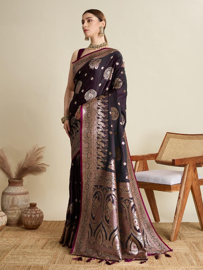 Women Violate Woven Saree with Silver Zari Border
