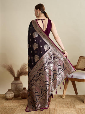 Women Violate Woven Saree with Silver Zari Border