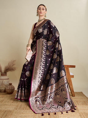 Women Violate Woven Saree with Silver Zari Border