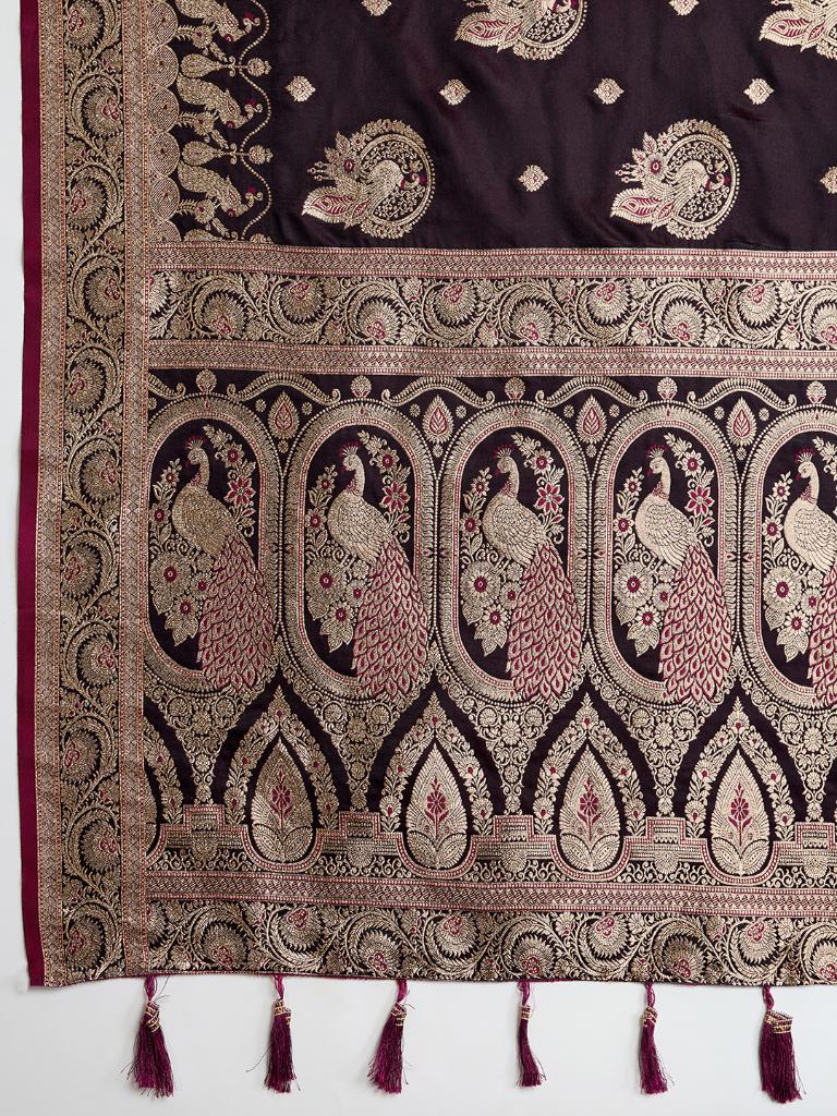 Women Violate Woven Saree with Silver Zari Border