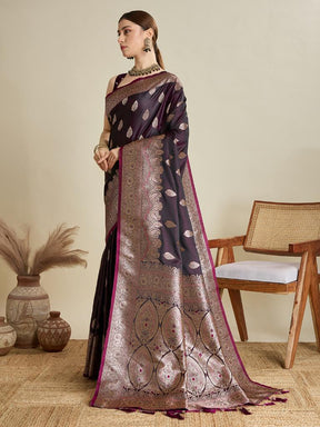 Women Violate Woven Saree with Silver Zari Border