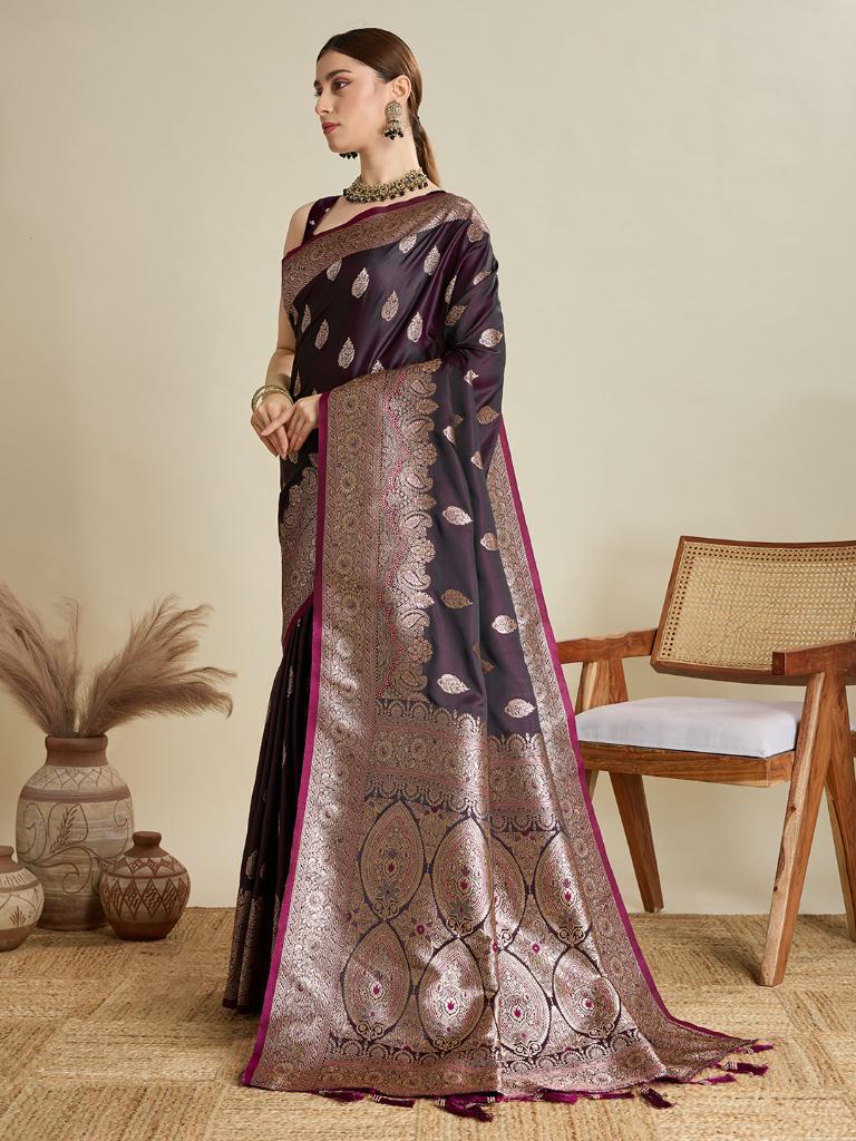 Women Violate Woven Saree with Silver Zari Border