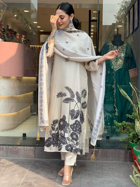 Women Off White Kurta Pant Set with Printed Dupatta