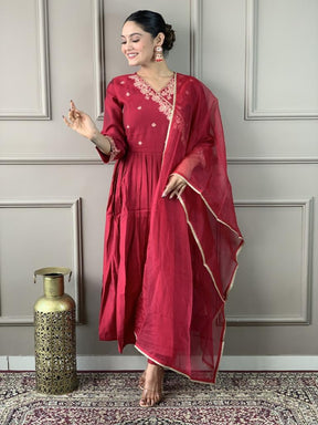 Women Red Embroidered Kurta Pant Set with Organza Dupatta