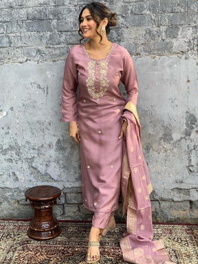 Women Mauve Embroidered Kurta Pant Set with Zari Dupatta
