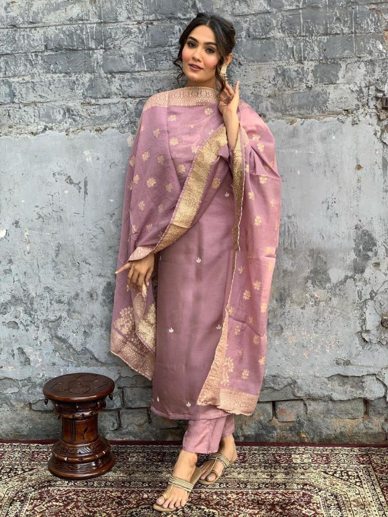 Women Mauve Embroidered Kurta Pant Set with Zari Dupatta