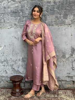 Women Mauve Embroidered Kurta Pant Set with Zari Dupatta