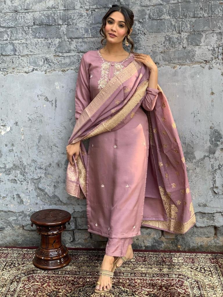 Women Mauve Embroidered Kurta Pant Set with Zari Dupatta