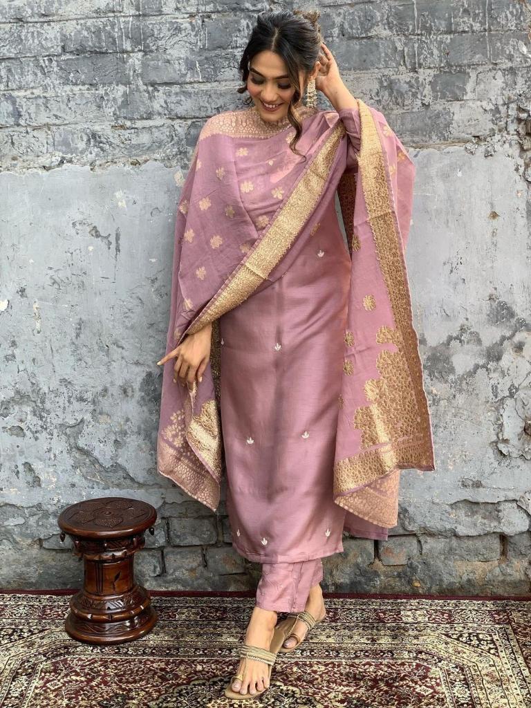 Women Mauve Embroidered Kurta Pant Set with Zari Dupatta
