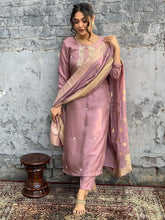 Women Mauve Embroidered Kurta Pant Set with Zari Dupatta