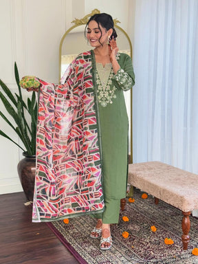 Women Green Embroidered Kurta Pant Set with Printed Dupatta