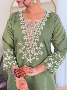 Women Green Embroidered Kurta Pant Set with Printed Dupatta