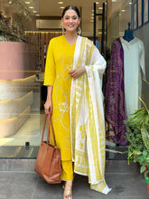Women’s Yellow Printed Kurta Set with Dupatta & Pants
