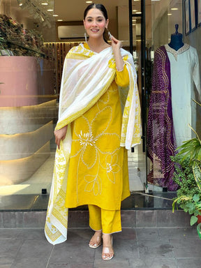 Women’s Yellow Printed Kurta Set with Dupatta & Pants